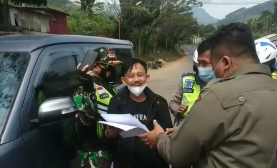 Terjaring Razia Saat Mudik, Epy Kusnandar Bikin Salut Warganet. Preman Legendaris Taat Aturan!