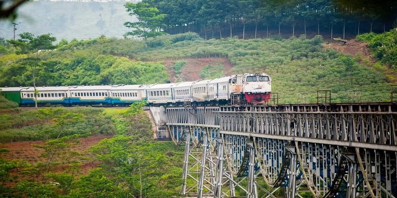 10 Jalur Kereta Api Terindah di Indonesia. Pemandangannya Bikin Kangen dan Nyaman