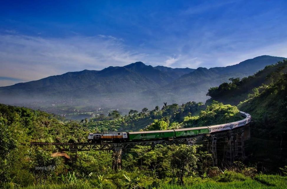 10 Jalur Kereta Api Terindah di Indonesia. Pemandangannya Bikin Kangen dan Nyaman