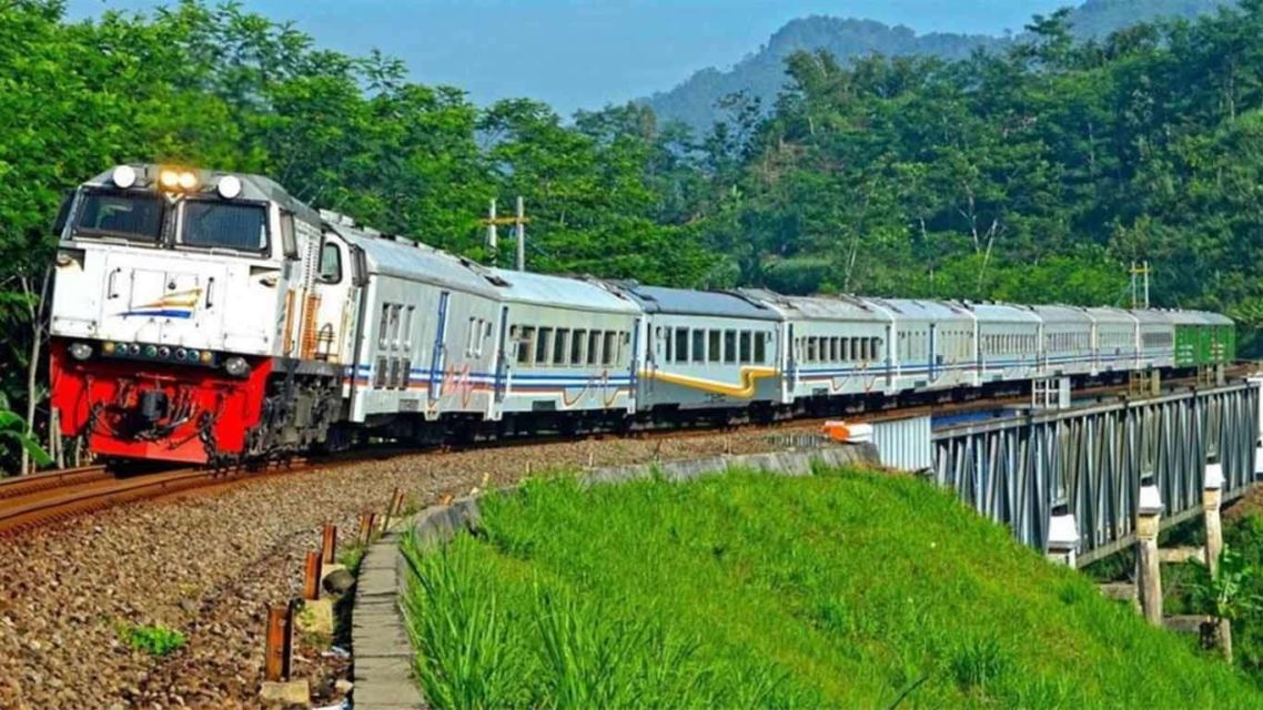 10 Jalur Kereta Api Terindah di Indonesia. Pemandangannya Bikin Kangen dan Nyaman