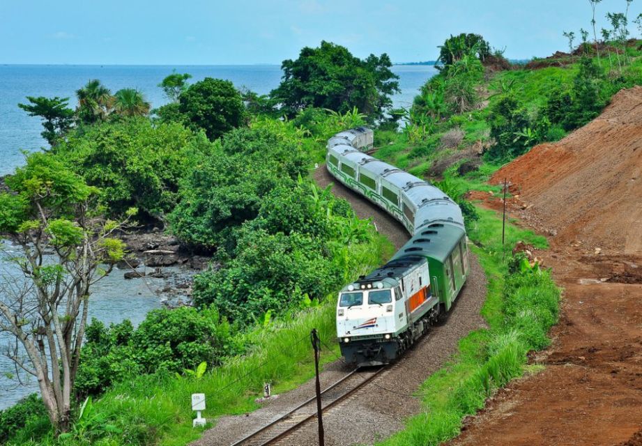 10 Jalur Kereta Api Terindah di Indonesia. Pemandangannya Bikin Kangen dan Nyaman