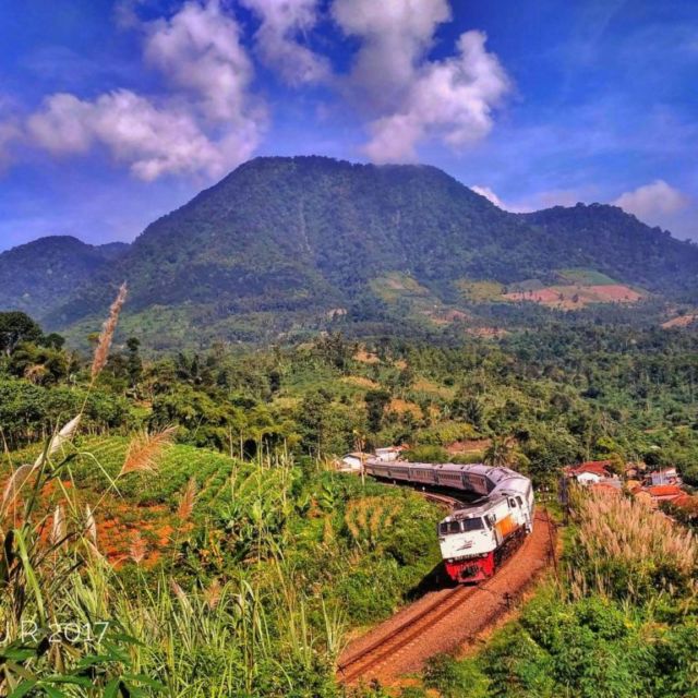 10 Jalur Kereta Api Terindah di Indonesia. Pemandangannya Bikin Kangen dan Nyaman