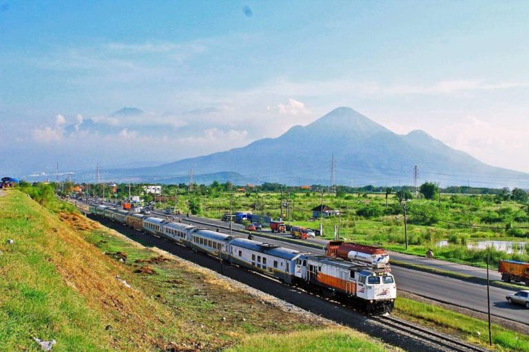 10 Jalur Kereta Api Terindah di Indonesia. Pemandangannya Bikin Kangen dan Nyaman