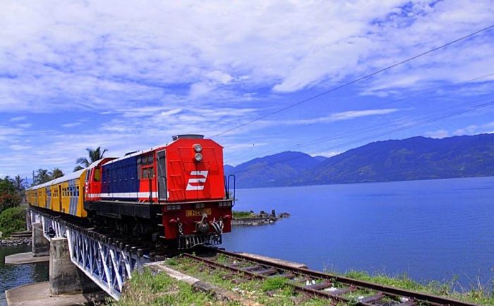 10 Jalur Kereta Api Terindah di Indonesia. Pemandangannya Bikin Kangen dan Nyaman