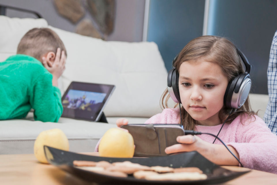 Mencegah Anak Kecanduan Gadget Itu Ada Triknya. Nih, Bekal Berharga Buat Orang Tua!