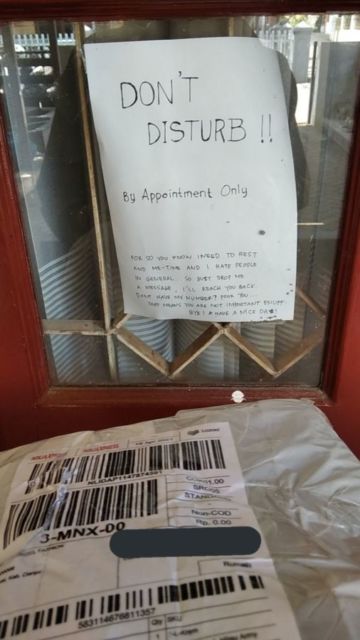 11 Pemberitahuan Absurd dari Pelanggan untuk Kurir Paket di Depan Rumah. Sabar, ya, Bang!