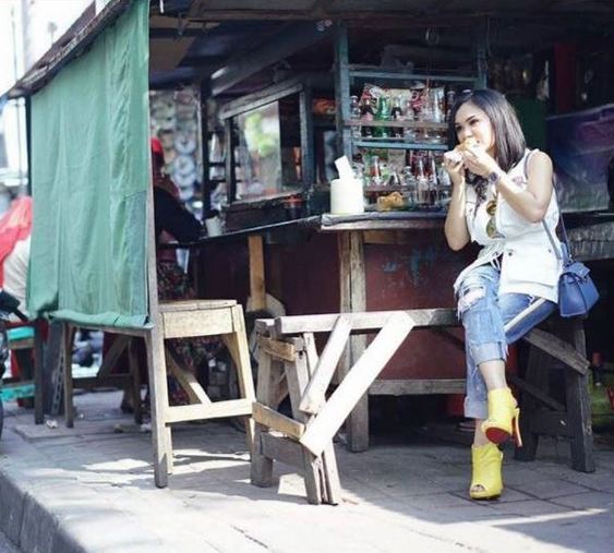 Identik dengan Kemewahan, 12 Artis ini Tak Gengsi Makan di Warung Pinggir Jalan. Tetap Sederhana!