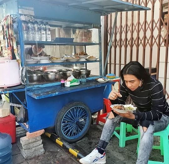 Identik dengan Kemewahan, 12 Artis ini Tak Gengsi Makan di Warung Pinggir Jalan. Tetap Sederhana!