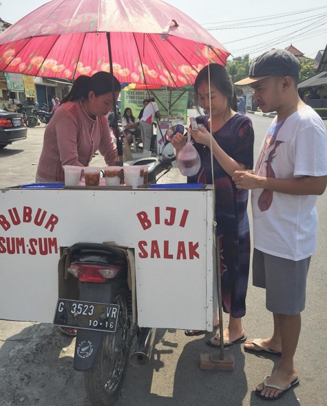 Identik dengan Kemewahan, 12 Artis ini Tak Gengsi Makan di Warung Pinggir Jalan. Tetap Sederhana!