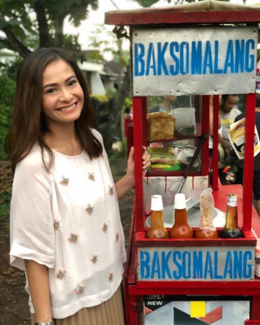 Identik dengan Kemewahan, 12 Artis ini Tak Gengsi Makan di Warung Pinggir Jalan. Tetap Sederhana!