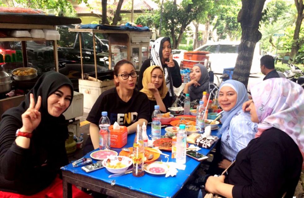 Identik dengan Kemewahan, 12 Artis ini Tak Gengsi Makan di Warung Pinggir Jalan. Tetap Sederhana!