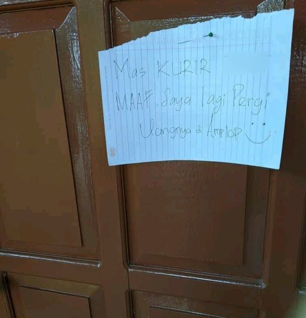 11 Pemberitahuan Absurd dari Pelanggan untuk Kurir Paket di Depan Rumah. Sabar, ya, Bang!