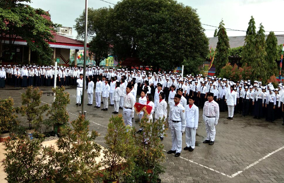 5 Hal Seru yang Sering Terjadi Saat Upacara Sekolah. Jadi Kangen!