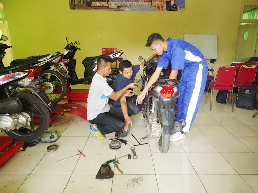 Cobaan Saat Servis Motor di Bengkel Resmi. Ada yang Pernah Ngerasain?