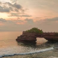 #DestinasiHipwee-Melihat Keindahan Pura dan Pemandangan Samudera Hindia di atas tebing Tanah Lot Bali