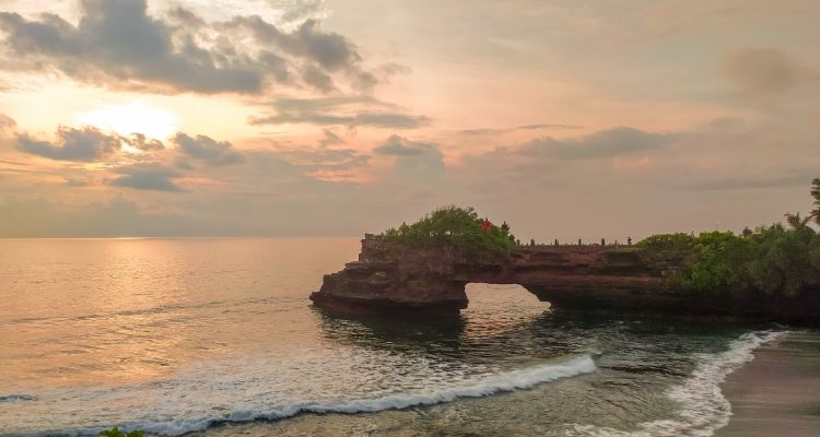 #DestinasiHipwee-Melihat Keindahan Pura dan Pemandangan Samudera Hindia di atas tebing Tanah Lot Bali