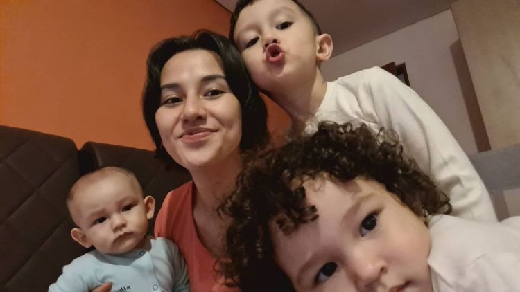 Tunjukkan Bekas Memar di Tubuh, Aksi Dahlia Poland Urus 3 Anak Tanpa ART Bikin Kagum