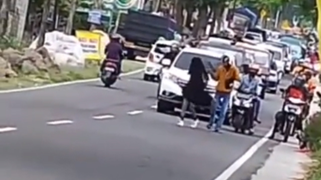 Viral Cewek Ngambek Bikin Jalanan Macet. Marah Boleh, tapi Jangan Nyusahin Orang Lain dong!