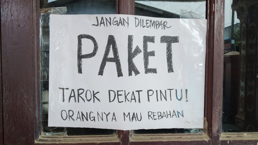 11 Pemberitahuan Absurd dari Pelanggan untuk Kurir Paket di Depan Rumah. Sabar, ya, Bang!