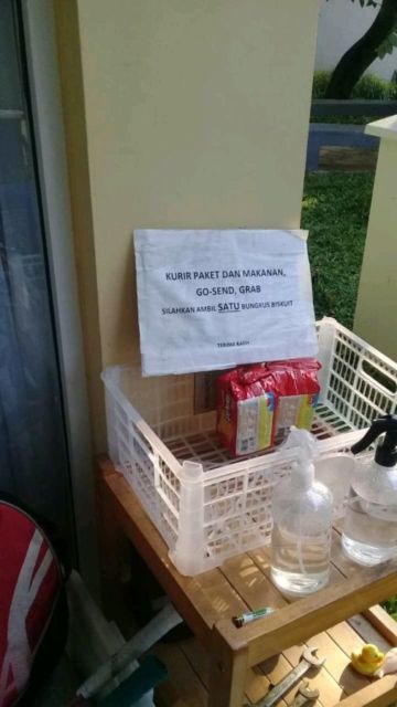 11 Pemberitahuan Absurd dari Pelanggan untuk Kurir Paket di Depan Rumah. Sabar, ya, Bang!