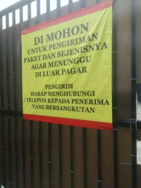 11 Pemberitahuan Absurd dari Pelanggan untuk Kurir Paket di Depan Rumah. Sabar, ya, Bang!