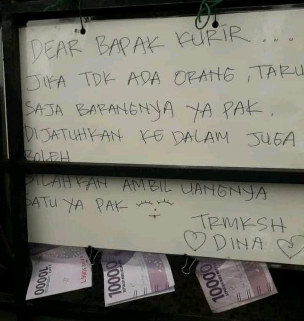 11 Pemberitahuan Absurd dari Pelanggan untuk Kurir Paket di Depan Rumah. Sabar, ya, Bang!