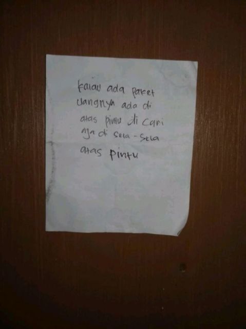 11 Pemberitahuan Absurd dari Pelanggan untuk Kurir Paket di Depan Rumah. Sabar, ya, Bang!