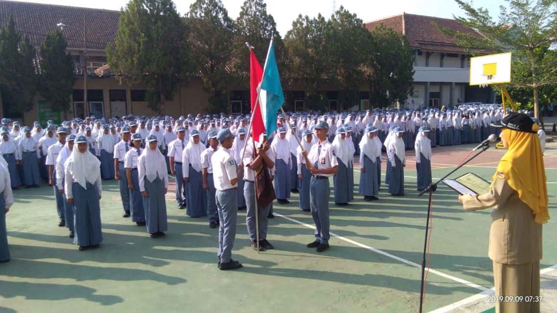 5 Hal Seru yang Sering Terjadi Saat Upacara Sekolah. Jadi Kangen!