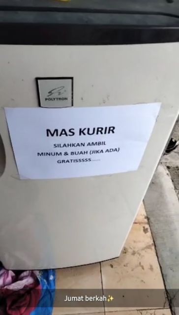 11 Pemberitahuan Absurd dari Pelanggan untuk Kurir Paket di Depan Rumah. Sabar, ya, Bang!