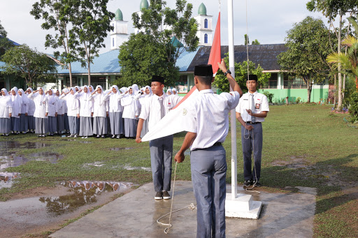 5 Hal Seru yang Sering Terjadi Saat Upacara Sekolah. Jadi Kangen!