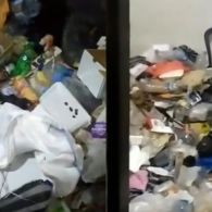 Viral Kamar Kos Driver Ojol Penuh Sampah, Diduga Ada Kaitannya dengan Hoarding Disorder!