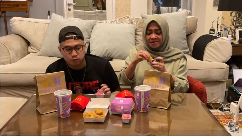 Rieta Amilia Ikut Mencicipi BTS Meal yang Viral, Reaksi Datarnya Jadi Sorotan Warganet!