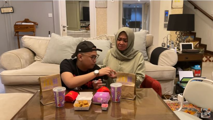 Rieta Amilia Ikut Mencicipi BTS Meal yang Viral, Reaksi Datarnya Jadi Sorotan Warganet!