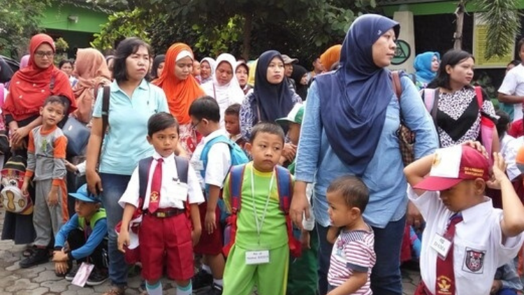 Kocaknya Momen Pertama Kali Masuk SD. Kamu Tim Ditungguin atau Ditinggalin oleh Orang Tua nih?