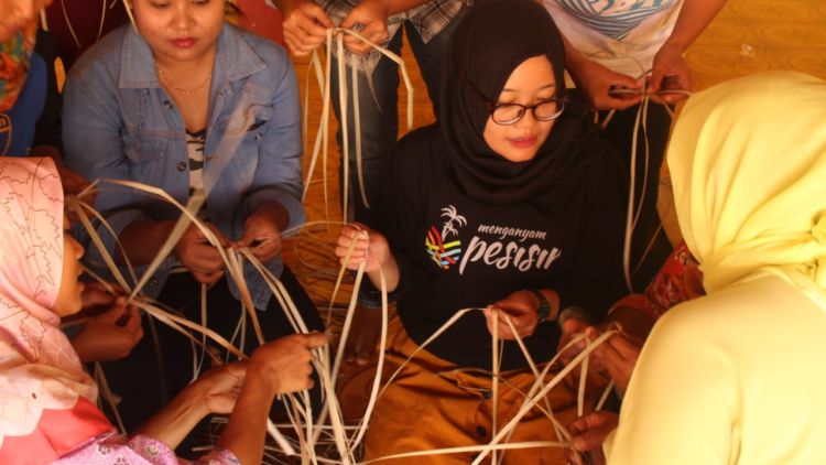 Kemandirian Ekonomi Melalui Pemberdayaan Perempuan dalam Kewirausahaan Sosial Menganyam Pesisir