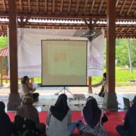 Kegiatan Seminar Pembuatan Iklan Sosial Media di Desa Jarum