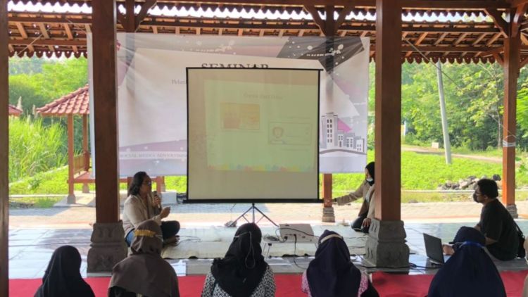 Kegiatan Seminar Pembuatan Iklan Sosial Media di Desa Jarum