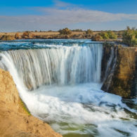 Nggak Melulu Gersang, Mesir Punya Kesegaran Danau dan Air Terjun Buatan di Tengah Gurun