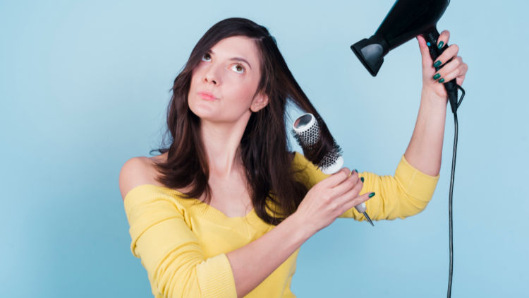 4 Dampak Buruk Terlalu Sering Memakai Hair Dryer Plus Cara Mengatasinya