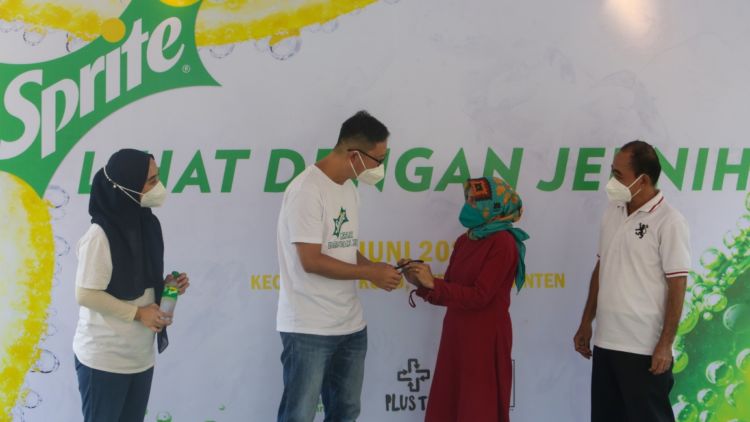 Melalui Project SPRITE #LihatDenganJernih, Masyarakat Wilayah Banten dan Bali Mendapatkan Bantuan Kacamata Gratis Berbahan Dasar Botol Plastik Daur Ulang