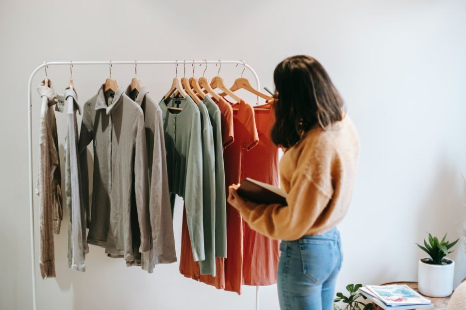 5 Langkah Bikin Capsule Wardrobe Sendiri. Solusi Cerdas Kurangi Tumpukan Baju di Lemari!