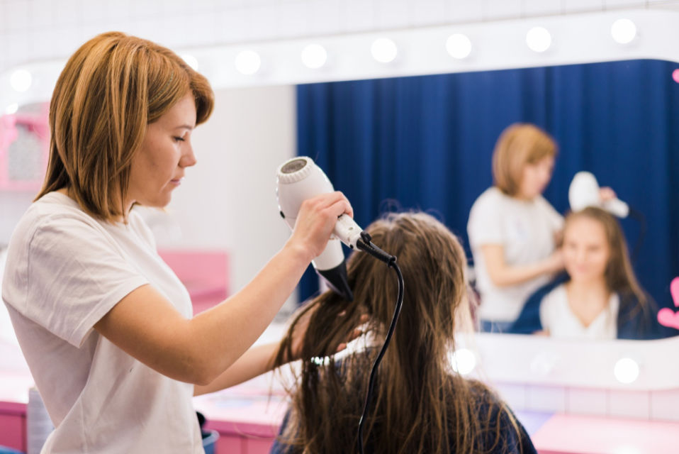 4 Dampak Buruk Terlalu Sering Memakai Hair Dryer Plus Cara Mengatasinya