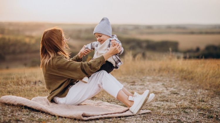 4 Cara Menggendong Bayi Sesuai Usia; Cegah Terkilir atau Hal Buruk Lainnya!