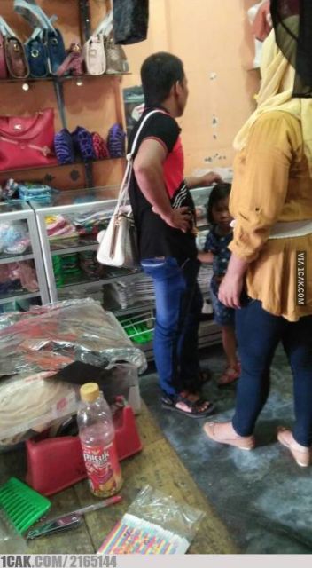 Bukti Bahwa Pasar Adalah Tempat Berkumpulnya Orang Paling Random