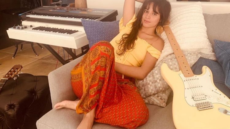 Tunjukkan Lipatan Perut, Camilla Cabello Suarakan Body Positivity