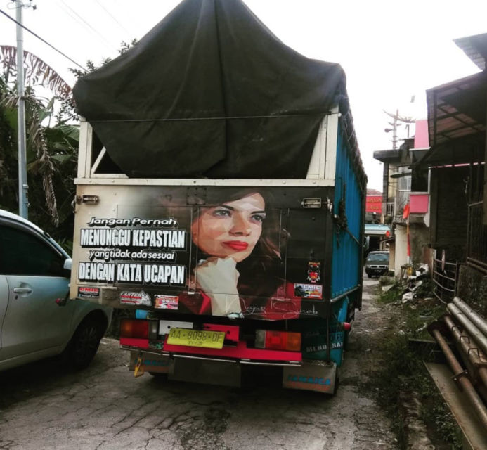 11 Potret Najwa Shihab di Belakang Truk ini Bikin Gagal Fokus. Ternyata Memang Banyak Penggemarnya~