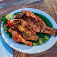 #DestinasiHipwee-Seafood Khas Bali dengan Sambal Matah di De Jukung Resto Tanah Lot, Sedap!