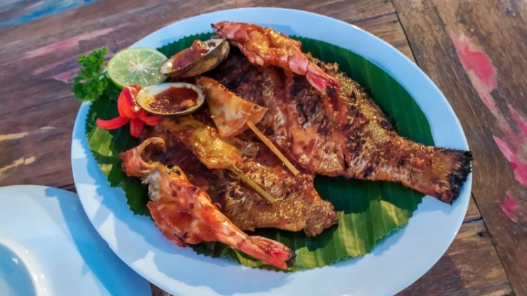 #DestinasiHipwee-Seafood Khas Bali dengan Sambal Matah di De Jukung Resto Tanah Lot, Sedap!