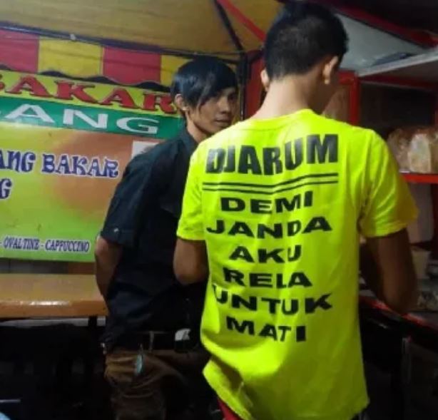 Kamu Pernah Ketemu dengan Pedagang yang Pakai 11 Kaus Desain Kocak Begini Nggak? :D