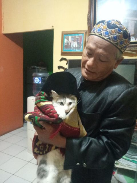 11 Potret Bapak Lebih Sayang sama Kucing daripada Anak Sendiri. Susah Kalau Udah Begini mah :D